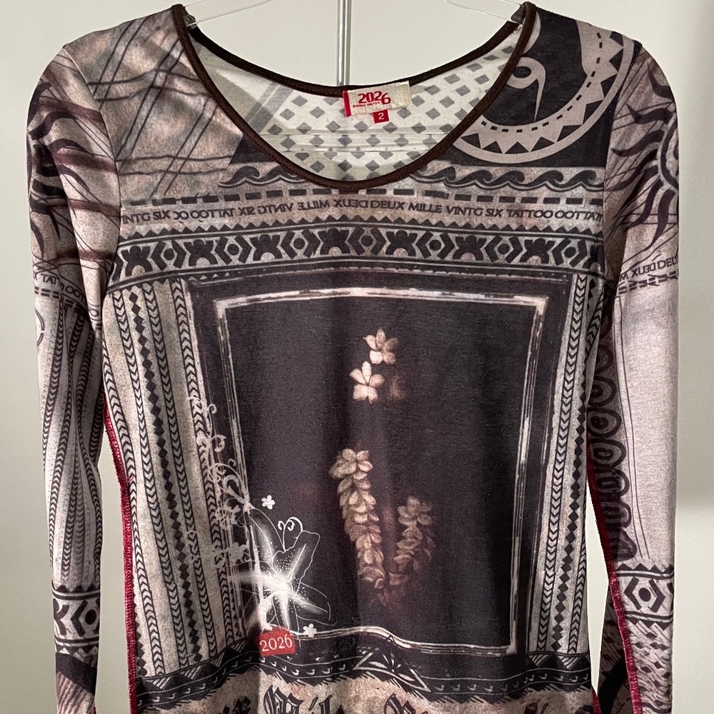 2026 French  ‘ACHETE’ printed top w/contrast stitching